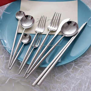 Cuchara de Acero Inoxidable Pulido a Espejo Personalizada con Mango Largo, Diseño Moderno, Ecológica, para Uso Doméstico y en Restaurantes - Product Image 1