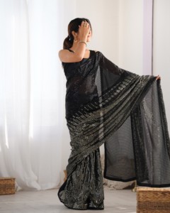 Sari en Georgette lourde, magnifiquement orné de sequins multicolores et d'imprimés noirs scintillants, idéal pour les fêtes et les mariages féminins - Product Image 5