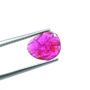 Pierre précieuse rubis rose : Cabochon taillé en rose à dos plat, non chauffé, 1,40 carat, provenance Mozambique - Product Image 5