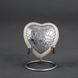 Urne funéraire artisanale de luxe en aluminium, en forme de cœur argenté, écologique, avec support métallique - Product Image 1