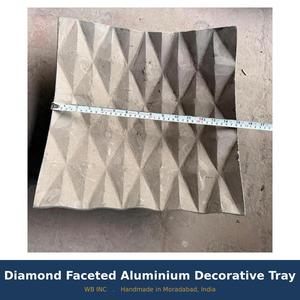 Plateau décoratif en aluminium à facettes de diamant, plateau de service géométrique en métal, centre de table moderne, décoration artisanale pour la maison - Product Image 5