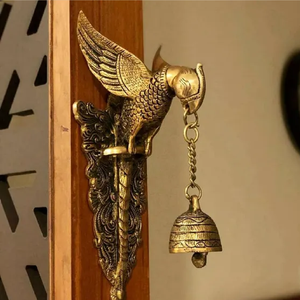 Campana tradicional de latón colgada en una cadena larga de múltiples eslabones, campana de latón para montar en la pared disponible a precios de mayorista. - Product Image 3