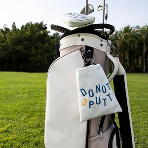 Pochette de golf en cuir véritable de qualité supérieure avec porte-tee, offrant une portabilité compacte et une fonctionnalité élégante pour un usage quotidien, au prix de gros. - Product Image 2