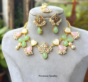 Ensemble de bijoux classiques plaqués or avec pierres blanches, collier et boucles d'oreilles pour femmes, style ethnique, pour mariage ou soirée. - Product Image 1