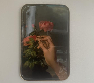 Bandeja Rectangular Blanca de Aluminio para Servir con Diseño Floral de Corazón Rosa Impreso Digitalmente Hecho a Mano, Duradera - Product Image 5