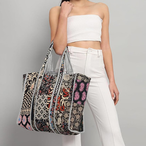Sac fourre-tout matelassé en coton pour femme, grand sac de voyage et de shopping, imprimé floral patchwork pastel, vente en gros - Product Image 5