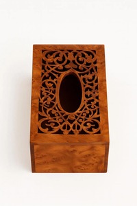 Boîte à mouchoirs décorative faite à la main avec dessus sculpté de manière complexe, accessoire fonctionnel idéal pour les restaurants, les tables d'hôtel et les repas en famille - Product Image 2