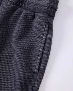Shorts pour hommes fabriqués au Pakistan, style personnalisé confortable, bleu foncé uni, texture texturée, coupe décontractée avec poches latérales, tissu respirant. - Product Image 4