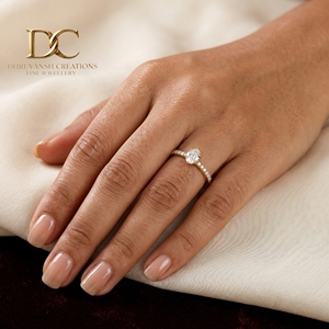 Anillo de compromiso moderno de lujo en oro amarillo macizo de 9K con diamante de corte ovalado y engaste pavé, joyería fina para mujer - Product Image 2