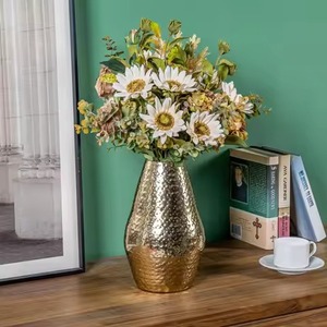 Vase à fleurs décoratif classique en métal, vase élégant pour table, arrangement floral pour table à manger - Product Image 1