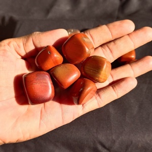 Piedra de Jaspe Rojo Natural Tallada |   Piedras de Jaspe Rojo Pulidas, Forma Irregular, para Meditación, Reiki y Sanación - Product Image 3