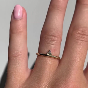 Anillo de compromiso de oro amarillo de 10K con moissanita de corte redondo y engaste de tres piedras, anillo trilogía de oro macizo, pequeño anillo de regalo de amistad - Product Image 3