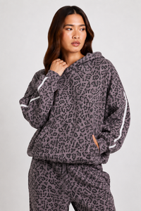Sudadera con capucha de forro polar premium para mujer, con estampado de leopardo grafito, con cordón y mangas largas, ideal para invierno. - Product Image 3