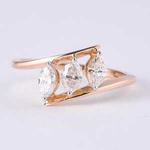 แหวนมอสซาไนต์ทรงมาร์คีส์แบบโมเดิร์นสามเม็ดสำหรับผู้หญิง เงินแท้ 925 ชุบทองคำสีกุหลาบ เหมาะสำหรับเป็นของขวัญแทนคำมั่นสัญญาสำหรับเจ้าสาว - Product Image 1