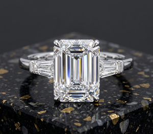 แหวนหมั้นเพชรทรงเหลี่ยมมรกตเคลือบทอง 18K 14K สไตล์คลาสสิก พร้อมเพชรทรงบาแก็ตต์เรียวเล็ก ของขวัญแต่งงานสำหรับผู้หญิง - Product Image 1