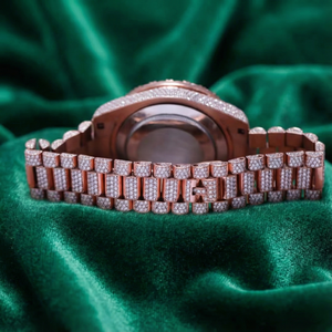 Reloj con Incrustaciones de Diamantes en Oro Rosa para Mujer |   Esfera Romana con Bisel de Diamantes |   Reloj de Lujo Glamuroso |   Regalo de aniversario para esposa - Product Image 4