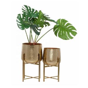 Ensemble de 2 pots à fleurs en or martelé modernes avec support pour table de salon, balcon, utilisation en intérieur, décoration festive - Product Image 1