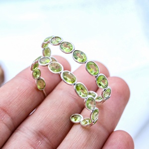 Pendientes de Aro Abiertos con Bisel de Peridoto Ovalado Natural de Plata de Ley 925 al por Mayor - Memoria Jewels - Product Image 4