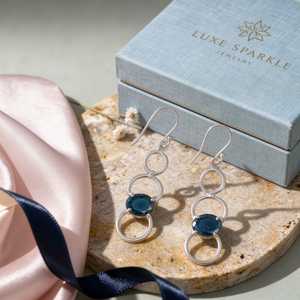 Boucles d'oreilles pendantes en argent et saphir bleu, boucles d'oreilles en argent sterling 925 avec saphir, boucles d'oreilles pendantes géométriques avec pierres précieuses, pierre de naissance de septembre - Product Image 3