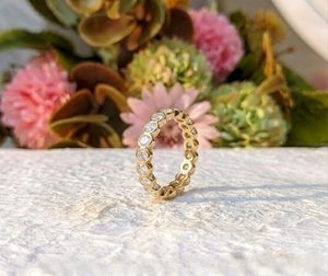 แหวนหมั้นเพชรโมอิสซาไนต์ทรงรี 2.30 กะรัต ฝังเพชรเต็มวงแบบ Eternity Bezel Set ของขวัญวันครบรอบแต่งงาน แหวนทองคำแท้ 14K สีเหลืองสำหรับผู้หญิง - Product Image 1