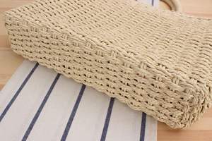 Experimente el lujo silencioso con este hermoso bolso de hilo natural que presenta una forma rectangular estructurada y una textura tejida cálida. - Product Image 4