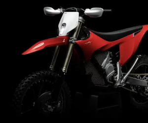 MEJOR OFERTA 2026 para Motocicleta Eléctrica Todoterreno con Guardabarros Delantero Blanco y Asiento Negro - Product Image 2