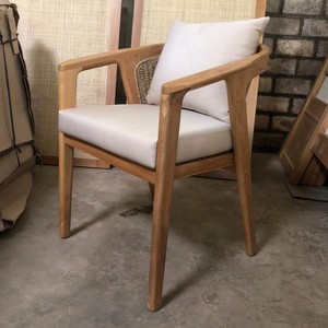 Chaise de salle à manger d'extérieur moderne en teck massif, écologique, durable, avec coussin et dossier en rotin, fauteuil en bois fait main, confortable - Product Image 2