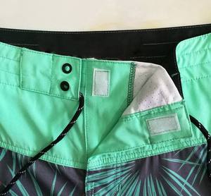 Shorts tendance pour hommes en polyester, personnalisables avec logo par sublimation, pour l'été, qualité supérieure à prix raisonnable. - Product Image 2