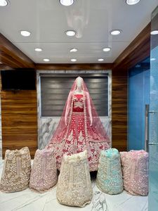 ชุดเลเฮนกาโชลีสีชมพูไหมพรีเมียมสำหรับเจ้าสาว งานปักมือลายเงินซารีอย่างประณีต ชุดแต่งงานแบบดั้งเดิมพร้อมผ้าซีทรู - Product Image 4