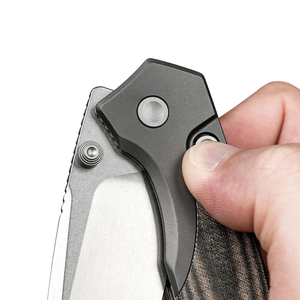 Navajas Plegables con Mango Texturizado Gris, Hoja de Acero Stonewashed con Punta Caída, Apertura con Perno de Pulgar y Orificio para Cordón para Uso en Exteriores - Product Image 6
