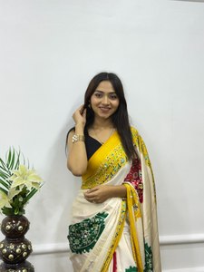 Sari traditionnel imprimé Arjakh en soie viscose pour femme, bordure jaune, corps crème, motifs rouges et verts, séchage rapide, toutes saisons - Product Image 2