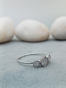 Bague de fiançailles classique en or massif 18 carats avec diamant rond de 2 carats cultivé en laboratoire VVS/VS EF, sertissage à griffes, avec certificat IGI - Product Image 3