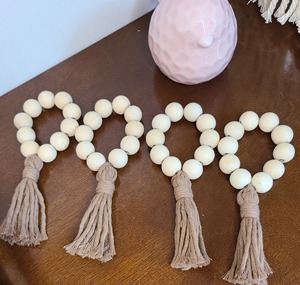 Anneaux de serviette en bois bohème avec pompons, forme circulaire perlée blanche, décoration de table écologique, accessoire de mariage - Product Image 1