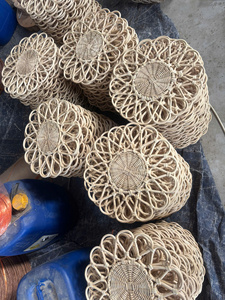 Set de table rond en rotin tressé du Vietnam avec motif floral pour tables à manger, décoration murale, mariages, événements et décoration intérieure - Product Image 4