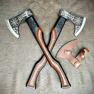 Hache viking en acier carbone forgé à la main, manche en bois de rose, hache de camping à barbe, fourreau en cuir - Product Image 5
