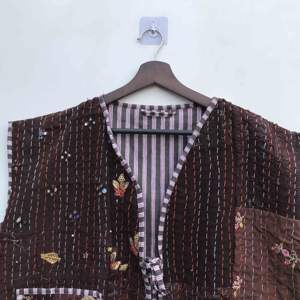 เสื้อกั๊กผ้าฝ้ายปักลายคันธาทำมือสุดหรูสำหรับผู้หญิง เสื้อแจ็คเก็ตสั้นสำหรับฤดูหนาว ดีไซน์แบบแพทช์เวิร์ค เสื้อคลุมสำหรับใส่ด้านนอก - Product Image 3