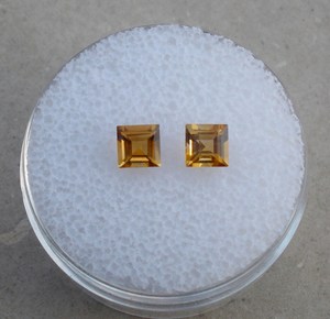 พลอยซิทรินสีทองธรรมชาติทรงสี่เหลี่ยมขนาด 4 มม. จำนวน 2 เม็ด รับรองโดยผู้ตรวจสอบอิสระ สำหรับทำเครื่องประดับสีเขียว - Product Image 1