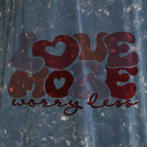 เสื้อยืดคอกลมแขนสั้นพิมพ์ลาย Women's Love More Worry Less ทรงลำลอง ผ้าเจอร์ซีย์คอตตอนแบบซักแล้ว ใส่สบาย เป็นมิตรต่อสิ่งแวดล้อม แห้งเร็ว - Product Image 4