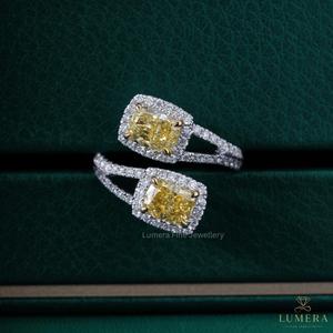 Bague ouverte double halo en or blanc 18 carats avec diamant jaune taille coussin et bande pavée, diamant jaune fantaisie cultivé en laboratoire pour femme - Product Image 2