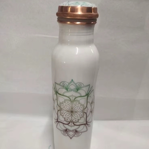 ขวดน้ำทองแดงพิมพ์ลายสีขาว ภาชนะดื่มน้ำแบบอายุรเวท ป้องกันการรั่วซึม กระติกน้ำสำหรับออกกำลังกาย โยคะ กีฬา ภาชนะใส่เครื่องดื่มโลหะแบบใช้ซ้ำได้ - Product Image 1