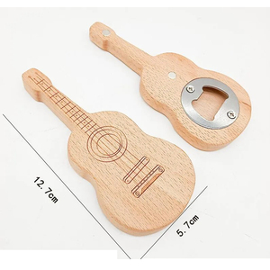 Abridor de botellas de madera con forma de guitarra, hecho de madera de nogal claro de primera calidad, con una práctica correa de cuero, ideal para regalos temáticos para músicos. - Product Image 3