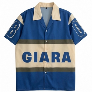 เสื้อเชิ้ตแขนสั้นสีน้ำเงินเบจ Giara สำหรับผู้ชาย ปกคอพับได้ ระบายอากาศได้ดี ผ้าป๊อปลิน สไตล์ฤดูร้อน พิมพ์ลายตัวอักษรด้านหน้า - Product Image 1