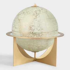 Globe d'inspiration vintage avec impression dorée métallique et socle doré contemporain, objet souvenir de luxe, ornement de bureau élégant - Product Image 1