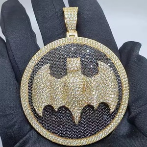 Pendentif Hip Hop Premium en Argent Plaqué Or Blanc avec Détails Inspirés des Diamants pour Femmes - Product Image 1