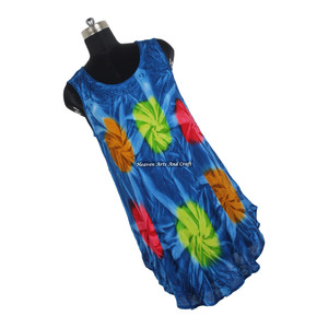 Magnifique robe longue sans manches à col rond pour femme, imprimé tie-dye, coupe parapluie, design coloré tie-dye, en rayonne - Product Image 1