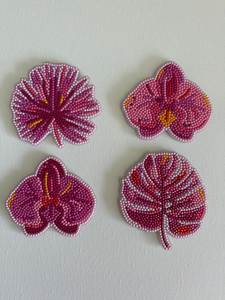 Appliques florales perlées faites à la main en forme de feuille, rose, style bohème, en tissu, accessoire décoratif pour couture et artisanat - Product Image 1