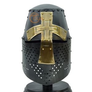 Casco Grande de Caballero Templario Cruzado Medieval, de Hierro Pulido con Acabado Negro y Dorado, Cruz de Latón, Armadura Navideña Usable - Product Image 1