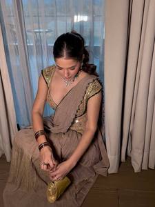 Elegante Saree Beige para Fiesta con Blusa Bordada |   Sari de Diseñador Listo para Usar para Bodas y Colección Festiva - Product Image 3