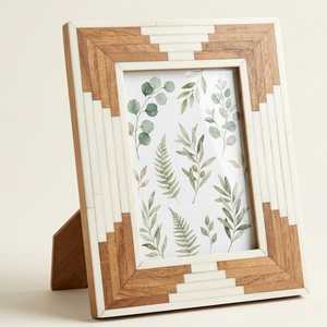 Porte-photos décoratif moderne Aurelle en résine artisanale avec cadre en os, détails faits main exclusifs et motif artistique personnalisé - Product Image 1