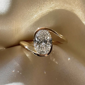 Bague de fiançailles et de mariage en or 14 carats avec diamant de laboratoire ovale de 2,00 carats, sertie en clos en spirale, certifiée IGI, bijoux personnalisés - Product Image 3